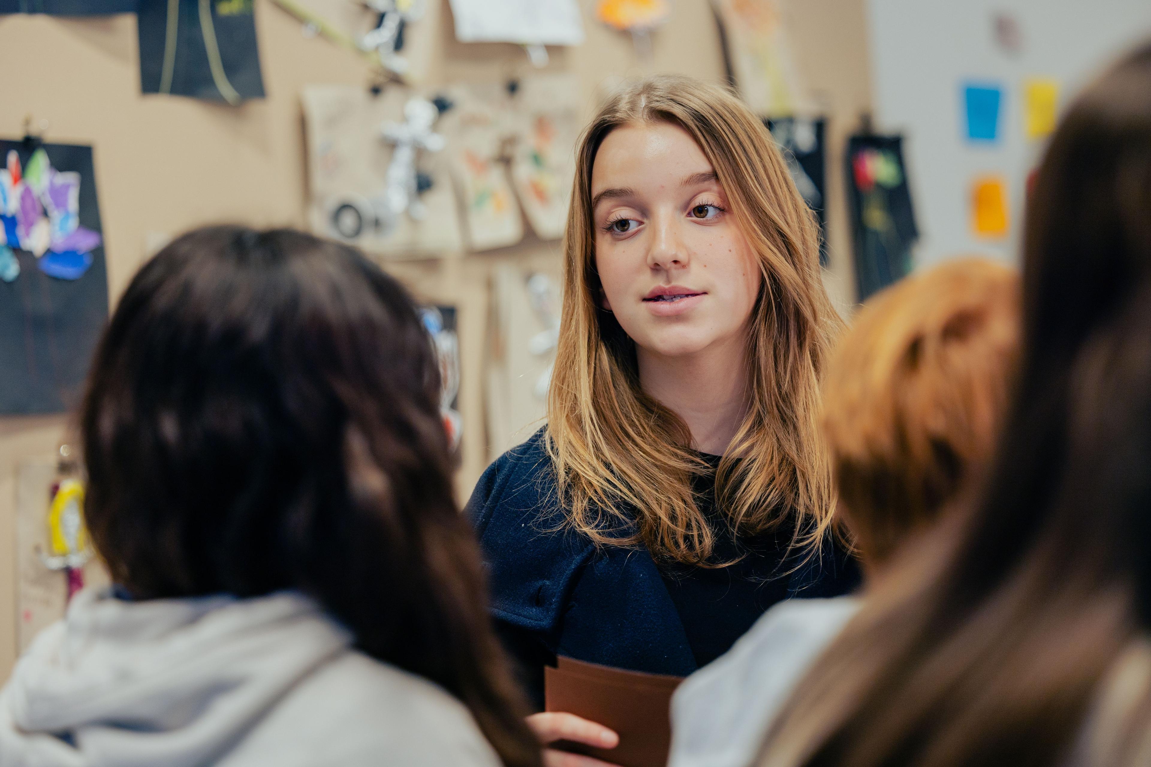 Teenagepige underviser andre unge i ung-til-yngre-konceptet